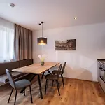Gaestehaus Schneeberger 3* Майрхофен